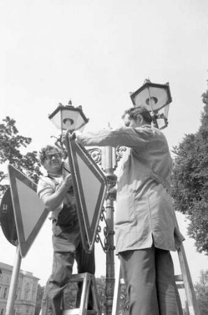 Spende von Schinkel-Leuchten für den Friedrichsplatz durch Geschäftsanlieger am Friedrichsplatz