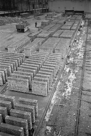 Berlin. VEB Montagebau Berlin. Lagerplatz mit Ziegel-Großblocks unterschiedlicher Formen