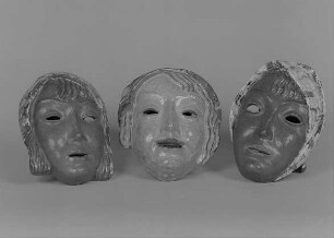 Drei Wandmasken (Frauen mit Kopftüchern) : Drei Wandmasken (Frauen mit Kopftüchern). Irdenware, Mischtechnik, bemalt & glasiert; 19,5 -20,3 cm (1925/1930; K. Feuerriegel). Frohburg: