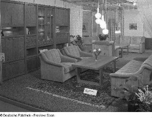 Ausstellungskoje mit Wohnzimmermöbeln des VEB Möbelkombinat Zeulenroda-Triebes (ZEUTRIE). Ansicht mit Anbauwand "Juwel 3" und Sitzgruppe "Simone