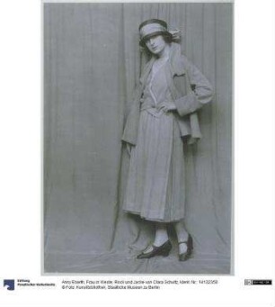 Frau in Weste, Rock und Jacke von Clara Schultz