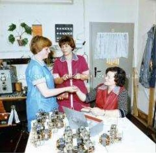 Arbeiterinnen des VEB Robotron Secura Werke Berlin (Ost) (und Mitglieder der DSF) im Gespräch