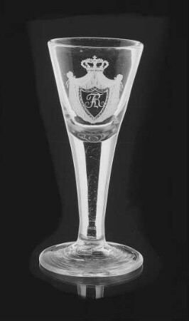 Stengelglas (mit FAR-Monogramm in Schild vor bekrönter Hermelindecke) aus Schloß Moritzburg