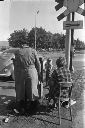 Familiäre Atmosphäre bei der Arbeit eines Verkehrspolizisten im Straßenverkehr.