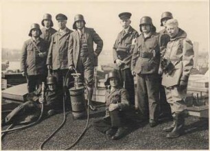 Hamburger Gaswerke. Gruppenbild des Werkluftschutzes der Hamburger Gaswerke