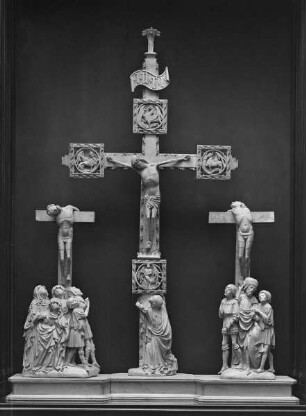 Kreuzigungsaltar — Altarschrein mit Kreuzigung — Kreuzigung, bestehend aus dem Triumphkreuz und zweier Gruppen unter den Kreuzen der beiden Schächer