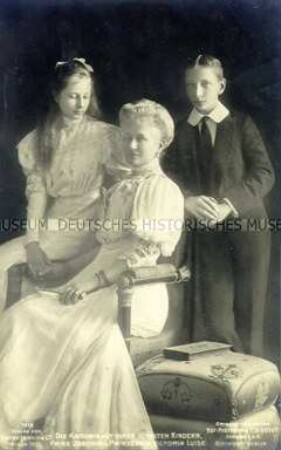 Auguste Viktoria mit ihrem Sohn Joachim und ihrer Tochter Viktoria Luise