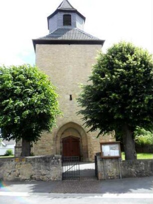 Haueda-(Evangelische Kirche) - Kirchturm von Westen mit Schießscharte (Schlitzscharte) und Westportal sowie verschieferter Glockenstube