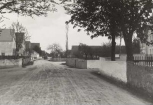 Dorfstraße : Dorfstraße mit Gehöften