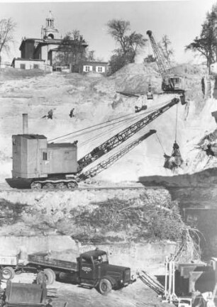 Hamburg-Altona. Zwischen dem Quäkerberg und der Van der Smissensallee in Altona wird 1950 Baufreiheit für den Wiederaufbau des Fischereihafens geschaffen. Hier sollen zwei Fischpackahallen von je 125 Meter Länge entstehen.