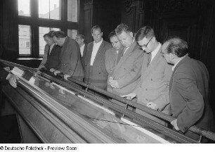 Wassil Baeff (2.v.r.), Dimiter Popoff (3.v.r.), und Raitscho Kirkoff (4.v.r.) während des Erklärens von Ausstellungsobjekten
