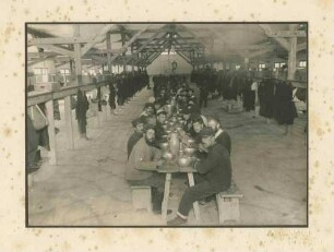 Kriegsgefangene beim Mittagessen an langem Tisch in Baracke, Kriegsgefangenenlager Ludwigsburg-Eglosheim
