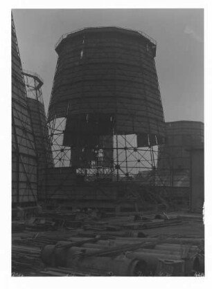 Industrie-Kraftwerk. Beschädigter Kühlturm : Lauta (Niederlausitz). Industrie-Kraftwerk. Beschädigter Kühlturm