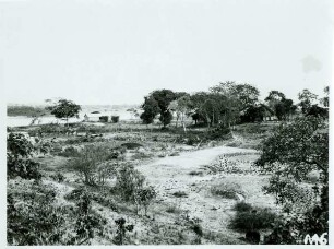 Puerto Ayacucho: Blick auf "Regierungsgebäude", Wachhaus und Orinoco