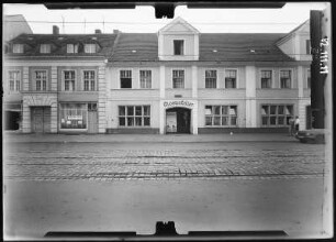 Potsdam, Friedrich-Ebert-Straße 95/94. Wohnhaus mit Läden und Restaurant "Klosterkeller" (1736). Straßenfront