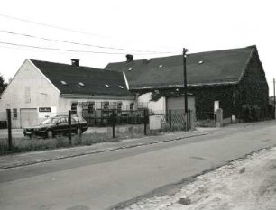 Radebeul, Serkowitzer Straße 27. Ehemaliger Bauernhof. Wirtschaftsgebäude (bezeichnet 1893)
