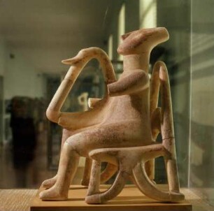 Athen. Archäologisches Nationalmuseum. Harfenspieler : Athen. Archäologisches Nationalmuseum. Harfenspieler, sitzend. Kykladenidol. Parischer Marmor. 1884 auf Keros in einem Grab gefunden