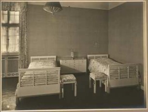 Haus Z., Hameln (?): Kinderzimmer (?) mit zwei Betten