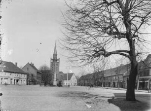 Am Markt in Neudamm in der Mark : Neudamm (heute Debno / Polen). Markt mit evangelischer Kirche