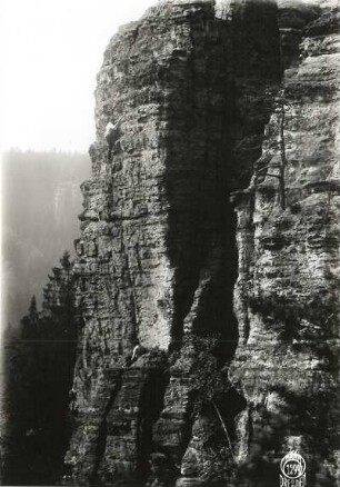 Sächsische Schweiz, Bielatal. Kanzelturm. Seilschaft Paul Illmer in der Südwand (VIIa). Blick nach Nordost
