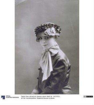 Frau mit Hut von Jeanne Lanvin
