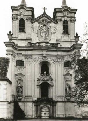 Rajhrad (Groß Raigern). St. Peter- und Paulkirche (1722-1733, G. Santini). Turmseite