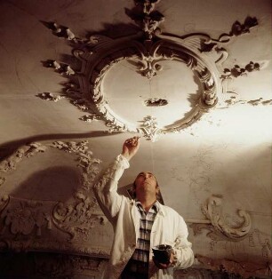 Würzburg. Stuckrekonstruktion in der Würzburger Residenz. Stukkateur bei der Arbeit