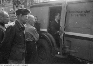 Pirna, Sonnenstein. Heimkehrerlager in Pirna-Sonnenstein, Lager für aus sowjetischer Gefangenschaft zurückkehrende Militärangehörige, Kundgebung mit ihnen, sowjetischen Offizieren und dem sächsischen Ministerpräsidenten Max Seydewitz, 30. April 1948