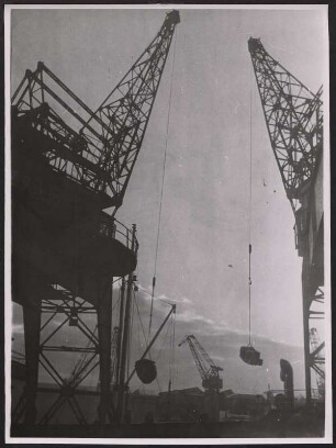 Hafenkräne am Überseehafen Bremen