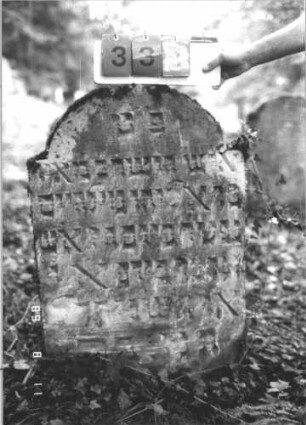Grabstein 331 (Index: 99799763) Material: Sandstein Zustand: stark verwittert Maße HxBxT: 93x61x8 cm Beschreibung: Stele, eingezogener Segmentbogenabschluß: Grabstein 331