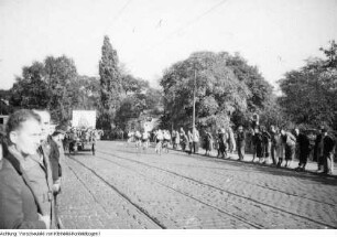 Dresden, Strehlen, Sportplatz, Radrennen Internationale Friedensfahrt, Donath-Ausstellung (Produkte der Obstkelterei Donath, ab 1950 VEB Lockwitzgrund), Oktober 1951