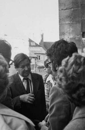 Willibald Sauerländer im Gespräch mit Robert Didier (links mit Brille) und Studierenden auf einer Exkursion vor der Kathedrale von Auxerre, im Hintergrund Ursula Quednau
