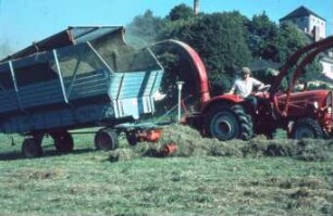 Fotografie: Erntetechnik, Feldhäcksler angebaut, Heu, Pickup, Zweiachsanhänger