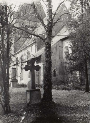 Thekla, Dorfkirche : Leipzig-Thekla, Dorfkirche. Teilansicht von Südosten mit Grabmal