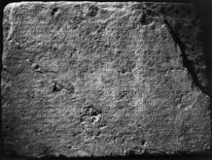 Einer (Z. 1 - 31) von zwei Steinen der beschrifteten Ante der mittleren Exedra der Nordhalle (Agora): Edikt des Prokonsuls Paulus Fabius Maximus und Beschlüsse der Hellenen von Asia zur Einführung eines gemeinsamen Kalenders für die Provinz Asia (asianischer Kalender)