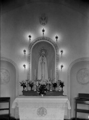 Statue einer betenden Maria