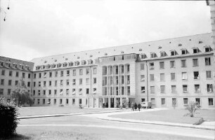 Freiburg: Frauenklinik, Außenansicht von der Straße