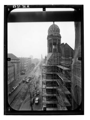 Berlin-Mitte, Oranienburger Straße 28/30. Neue Synagoge (1859-1866, E. Knoblauch). Blick über die Oranienburger Straße