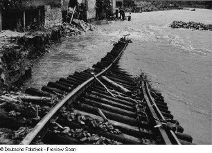 Pirna-Neundorf, Hochwasserkatastrophe, von der Gottleuba unterspülter Bahndamm