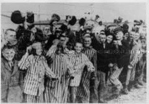 KZ-Häftlinge in Dachau begrüßen die amerikanischen Truppen