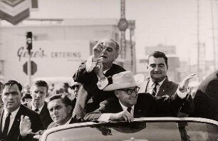 Lyndon B. Johnson während eines Wahlkampfauftritts