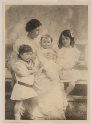 Gerty von Hofmannsthal mit ihren drei Kindern (Franz, Raimund, Christiane) auf einer Bank sitzend