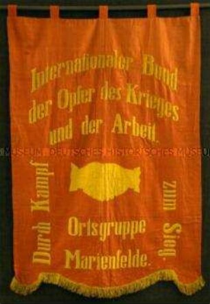 Banner des Internationalen Bundes der Opfer des Krieges und der Arbeit