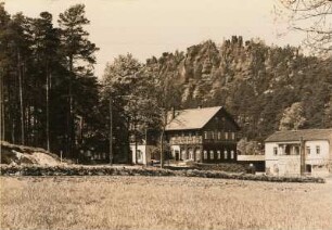 Hotel "Gondelfahrt" : Hotel "Gondelfahrt", dahinter Nonnenfelsen