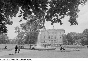 Blick auf das "Weiße Haus" im Park des Ausstellungsgeländes von Markkleeberg