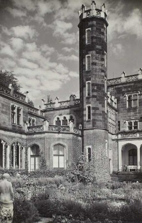 Schloss Eckberg. Ansicht von Gartenhof und Schloss