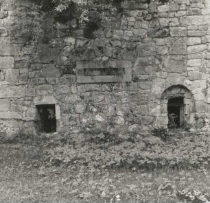 Lengenfeld-Plohn. Rittergut Plohn, auch Burg Plohn (nach 1633). Ringmauer mit Eingängen in das Kellergewölbe