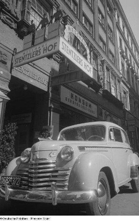 Ein Opel Olympia vor dem Stentzlers Hof in der Petersstraße, Herbstmesse 1953