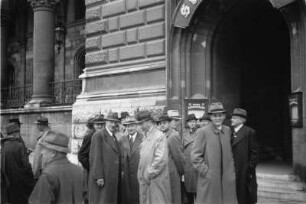 Geographentagung : Männergruppe vor einem Eingang bei der Geographentagung in Wien