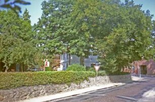 Kirchenstraße 44: Apotheke: Blick auf Giebelseite: vorne Rausdorfer Straße